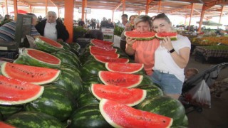 Silifkede satılan İran ve Antalya karpuzuna Rus vatandaşlar büyük ilgi gösteriyor