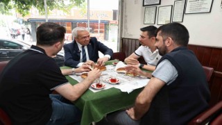 Simitler Başkandan çaylar vatandaştan