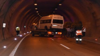 Sinopta traktör ile yolcu minibüsü çarpıştı: 11 yaralı