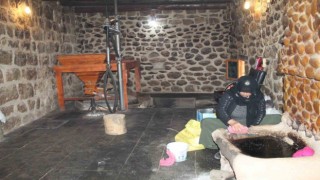 Şırnakta 155 yıllık değirmende geleneksel yöntemle tahin yapılıyor