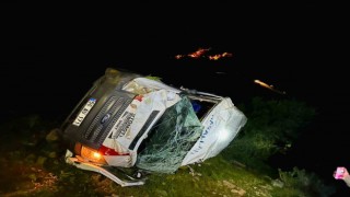 Şirvanda minibüs şarampole yuvarlandı: 1i ağır, 3 yaralı