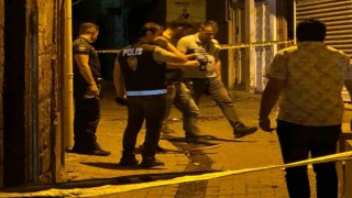 Sokakta yürürken silahlı saldırıya uğrayan genç yaralandı