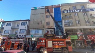 Sorgunda iş merkezinde çıkan yangın söndürüldü