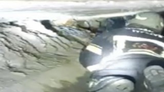 Sulama kanalının altında doğum yapan köpek ve yavruları kurtarıldı