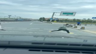 Sultangazide motosiklet sürücüsü küçük çocuğa çarpıp kaçtı: O anlar kamerada