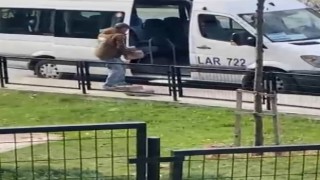 Sultangazide servis aracı ile parktaki şev taşlarını böyle çaldı