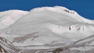 Süphan Dağı Mayıs ayında beyaza büründü