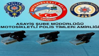 Şüphe üzerine durdurulan araçta 3 tabanca ele geçirildi