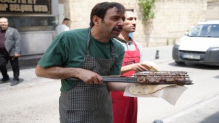 Tabak ve bardakları attı kebabı kağıtla sunmaya başladı