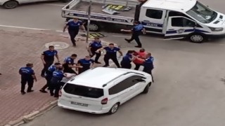 Tabelasına el konulan esnaf zabıtaya bıçakla saldırdı