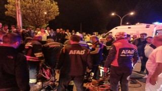 Takla atan otomobilde sıkışan 2 kişi kurtarıldı