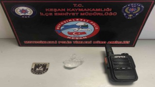 Taksi sürücüsünün üstünden askeri rozet ve uyuşturucu ele geçirildi