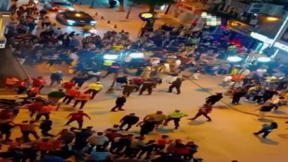Taraftarlar arasında kavga çıktı, polisler olayların büyümesini engelledi