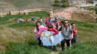 Tarihi kalenin surları öğrencilerin rengarenk uçurtmalarıyla renklendi