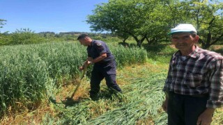 Tarlasında çalışmaktan yorgun düşen çiftçiye jandarma yardım etti