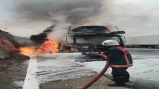 Tarsusta yanan tırda yüklü 7 sıfır araç yandı