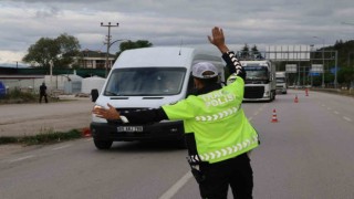 Taşovada polis yük taşıyan araçları denetledi