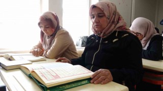 Tatvanlı ev kadınları Kuran-ı Kerimi öğreniyor