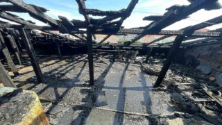 Tekirdağda apartmanın depo olarak kullanılan çatı katında yangın