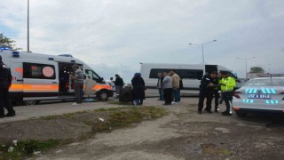 Tekstil işçilerini taşıyan servis minibüsü kaza yaptı: 10 yaralı