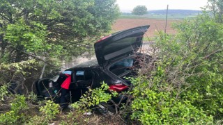 TEMde bariyerleri aşan otomobil şarampole uçtu: 4 yaralı