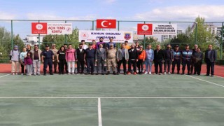 Tenis turnuvasında derece girenlere ödülleri verildi