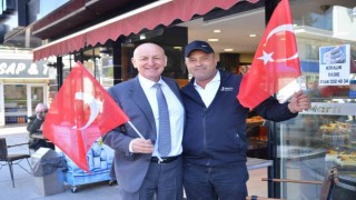 Termede binlerce Türk bayrağı dağıtıldı