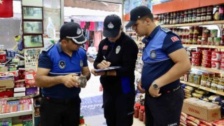 Termede zabıta ekipleri marketleri denetledi