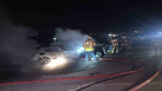 Ters yönde giden otomobil ile ticari taksi çarpışarak alev alev yandı: 2 yaralı