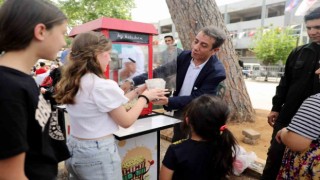 Tezgah başına geçen Başkan Yetişkin, gençlere patlamış mısır dağıttı