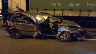 Tıra çarpan otomobil hurdaya döndü: 1 yaralı
