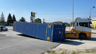 Tırın taşıdığı konteyner yola düştü