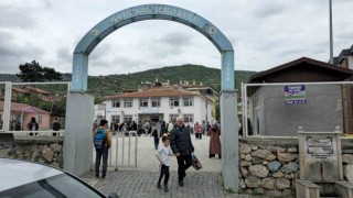 Tokatta akli dengesi yerinde olmayan şahıs okul bahçesinde korkulu anlar yaşattı