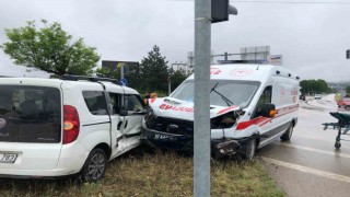 Tokatta ambulans ile panelvan araç çarpıştı: 3 yaralı