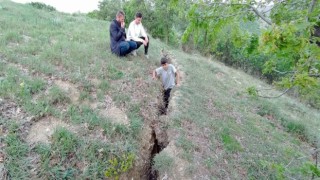 Tokatta deprem sonrası insan boyunda çatlaklar oluştu