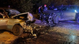 Tokatta facia gibi kaza: Kafa kafaya çarpışan araçlarda 7 kişi yaralandı