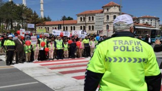 Trafik Haftası etkinliğinde validen öğrencilere simit