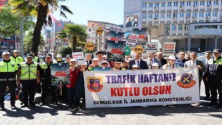 Trafik Haftası kutlamasına katılanlara kırmızı düdük ddağıtıldı