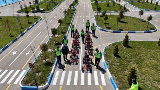 Trafik jandarmasından öğrencilere uygulamalı trafik eğitimi