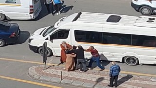 Trafikte yol verme kavgası dakikalarca sürdü