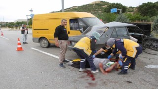 Transit ile otomobil çarpıştı: 1 ağır yaralı