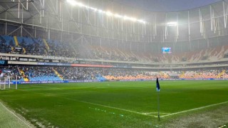 Trendyol Süper Ligin 36. haftasında oynanan Adana Demirspor - Gaziantep FK maçına yoğun yağış sebebiyle 12. dakikada ara verildi.