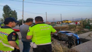 Turgutluda jandarma aracı sulama kanalına uçtu