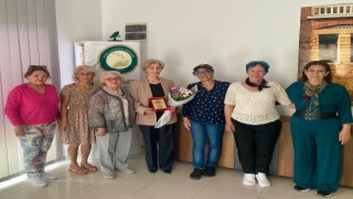 Türk Anneler Derneği Çeşme Şubesinden şehit annesine plaket