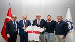 Türk futbolunun unutulmaz isimleri Rektör Leventi ziyaret etti