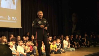 Türkiyenin ilk astronotu Gezeravcı Yalovada öğrencilerle buluştu
