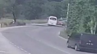 U dönüşü yapmak isteyen otomobil servis aracıyla çarpıştı: 6 yaralı