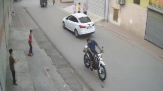 Uçurtma ipine takılan motosiklet sürücüsü kaza yaptı