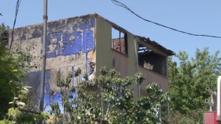 Ümraniyede gecekonduda çıkan yangın apartmanın çatısına sıçradı