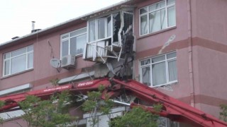 Üsküdarda beton pompası apartmanın üzerine devrildi: 2 balkon çöktü